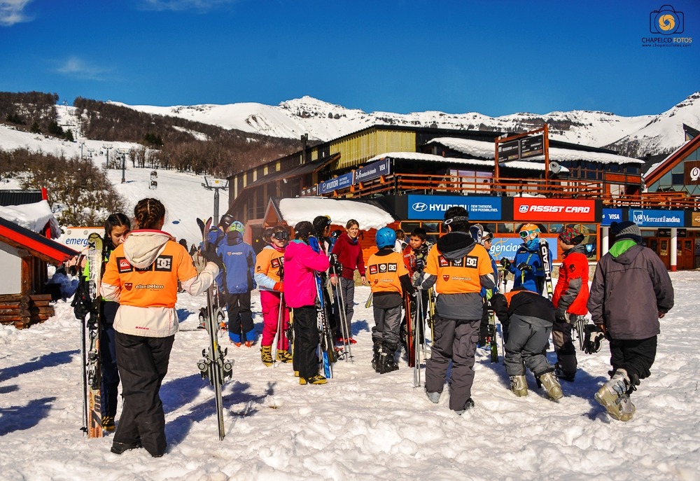 APRENDIENDO EN LA NIEVE. El cerro Chapelco organiza seis semanas de esquí solidario, donde los chicos de las escuelas de San Martín de los Andes reciben clases en las tradicionales pistas de esquí, con provisión de equipos, pases e instructores. Al...