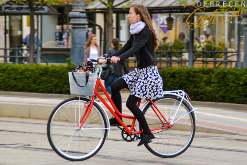 debrecencyclechic: Girl in skirt on cycle.. again / Újabb szoknyás csaj bringánHungary / DebrecenFac