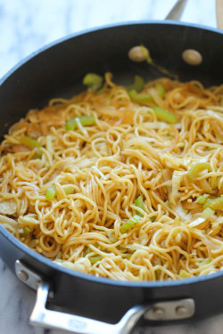 nom-food:  Panda express chow mein copycat 