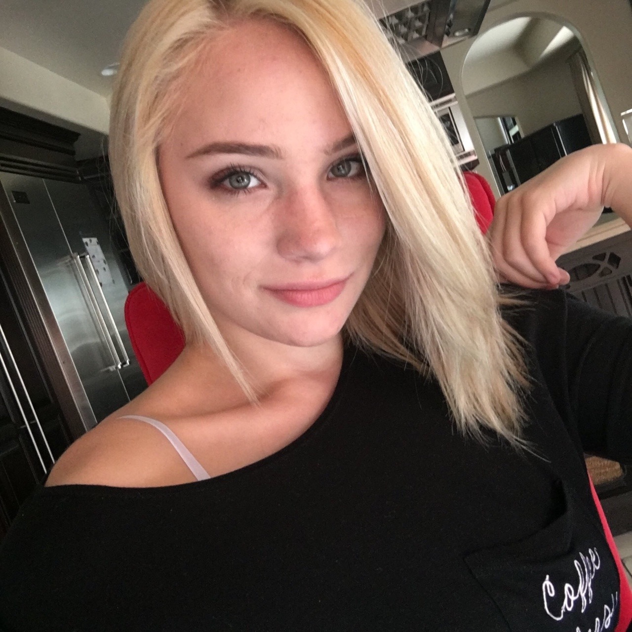 pussyconnoisseur6996:  Lovely Blonde 😉