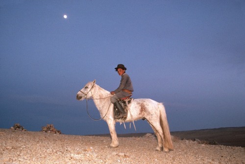 ouilavie:Gueorgui Pinkhassov. Mongolia. Boy with his horse.