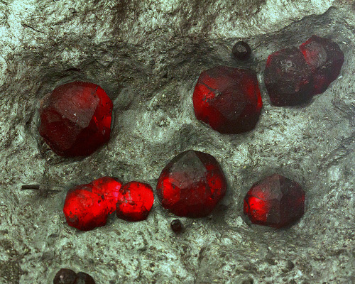 underthescopemin:ALMANDINE GARNETS  in Graphite