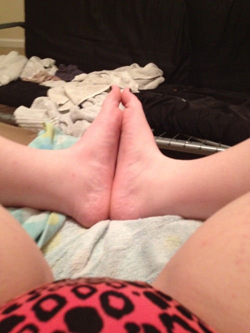 wikifootjob: Pale BBW Teen Footjob