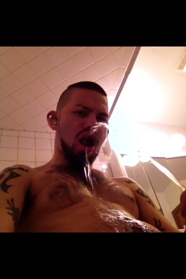 chitownslutchuck:  michaelphoenixxx:  self piss  Mmm 