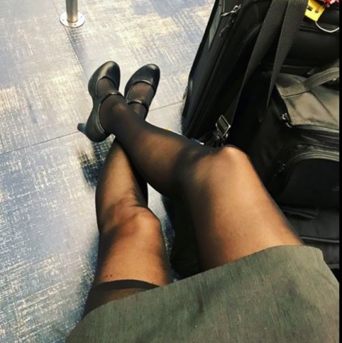 winged-perfection:  Angela - fit hosty from Southwest Airlines - those nylon legs tho