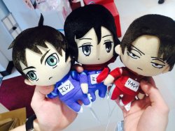 Adores’ Akiba store now has mini plushes of Eren, Mikasa, and Levi in their Shingeki! Kyojin Chuugakkou gym class/dodgeball outfits!The outfits are from Chuugakkou episode 3!