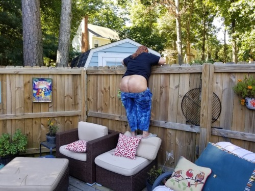 mydouble-dwife: Talking with the neighbors.