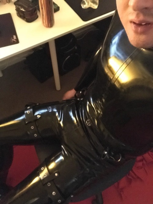 kiwilatex:  Recently got some latex chastity shorts. So hot!