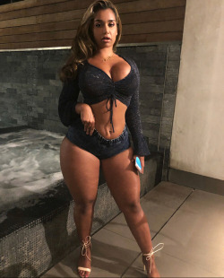 thickaddiction:  @carmelahabibi 😍😍😍