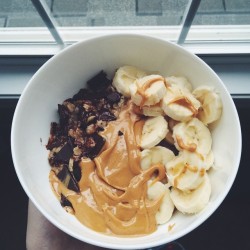sydneyrw:Cinnamon cooked oats topped with banana, lots of peanut butter &amp; sea salt dark chocolate 😍