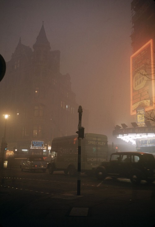 Carl Mydans. Foggy night near the Palace Theatre, Cambridge Circus. London, England. 1952