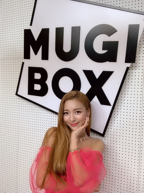 (190104) @SMmakesitLive:!t Live : The 14th MUGI-BOX “LUNA” Behind the scenes (1) #LUNA #fx #itLive #