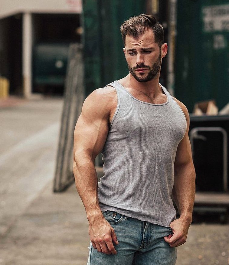 fedrikw:Quin Brucehttps://www.instagram.com/quin_bruce/