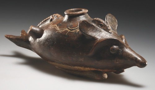 AN ASKOS IN THE FORM OF A MYTHICAL BEAST L. 17 cm. Clay, brown-black glaze, grey-brown coating.Weste