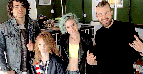 istillloveparamore:  warpedbyparamore:  (x)  that girl is not amused 