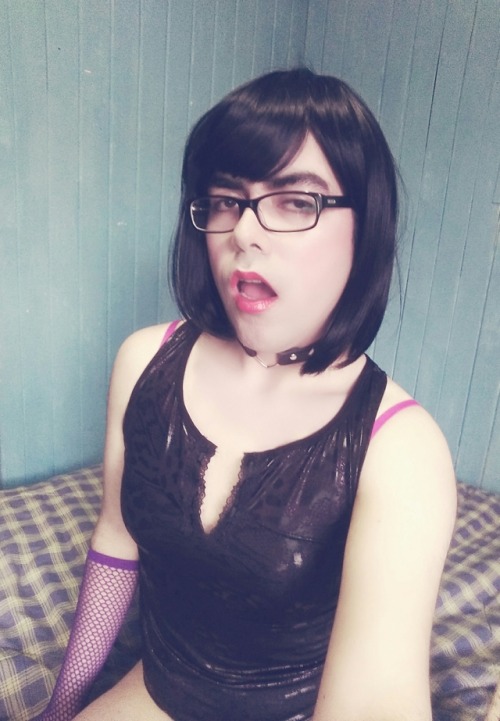 aleamateurcd:  new set, too selfies with my black hair part ¼what do you think about my angry faceAs always I will love if someone can give me some amazon card :Phttp://a.co/a2CfV0i