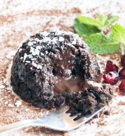 fullcravings:  Microwave Molten Lava Cake  Sweet lord