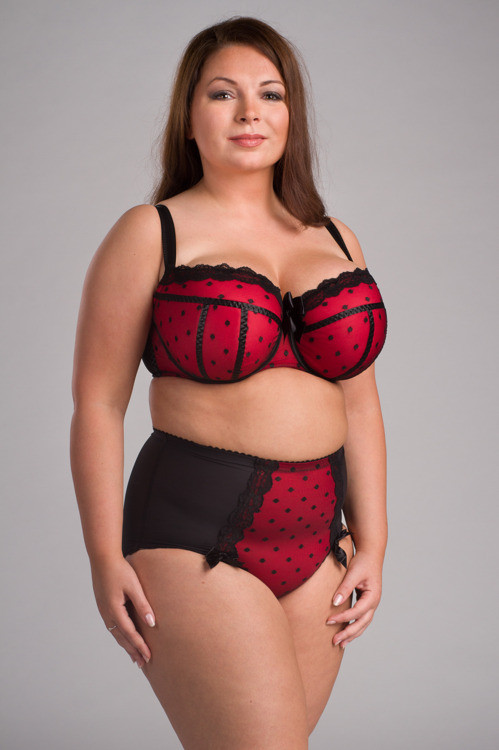 feminisedredhead: ms-curves:  ms-curves: And one more from Ewa Michalak that I absolutely adore. The