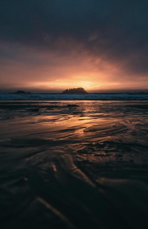 earthporn: Miniature riverbanks in the sand at dusk in Tofino, BC [OC] [4000x6000] by: TheEqualizer3