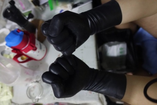 orangec87: black rubber gloves