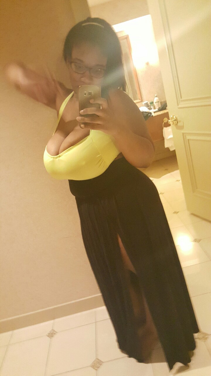 mrsmashadams:  missbuttercupifurnasty:  Pool bound  👀