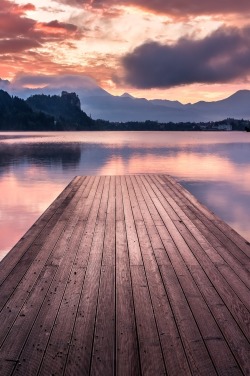 belas-imagens:  0ce4n-g0d: Bled Lake Sunrise by Bruno
