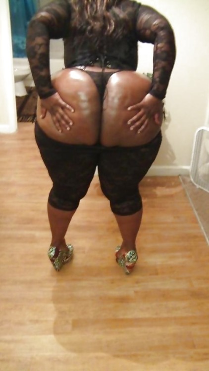 bigbuttsthickhipsnthighs:  Caked up 
