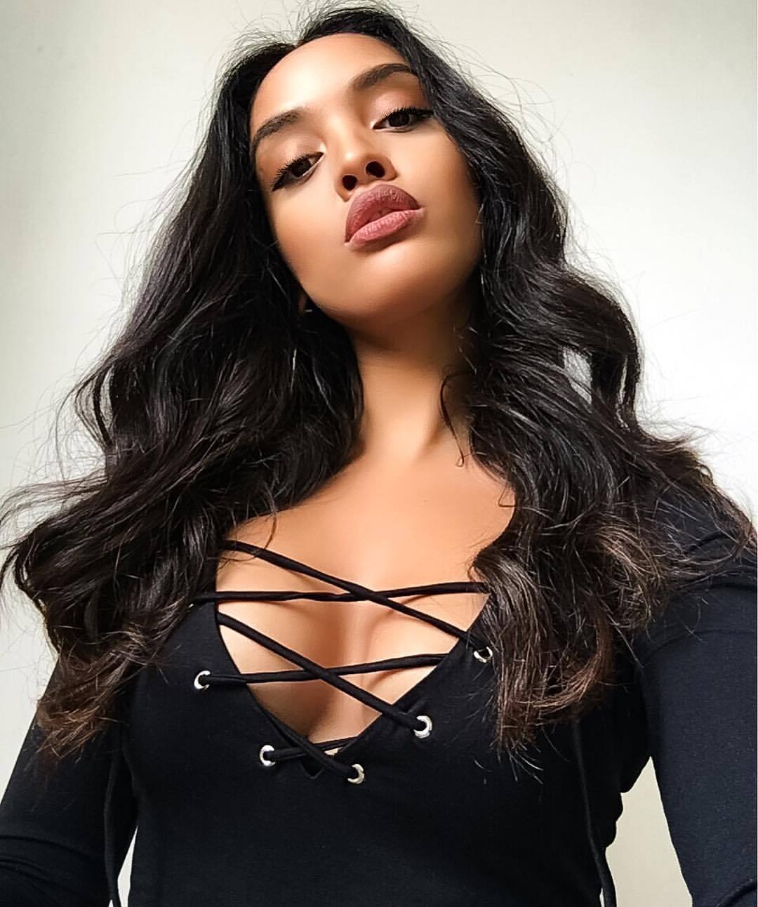 thefinestbeauties:  Izabela Guedes