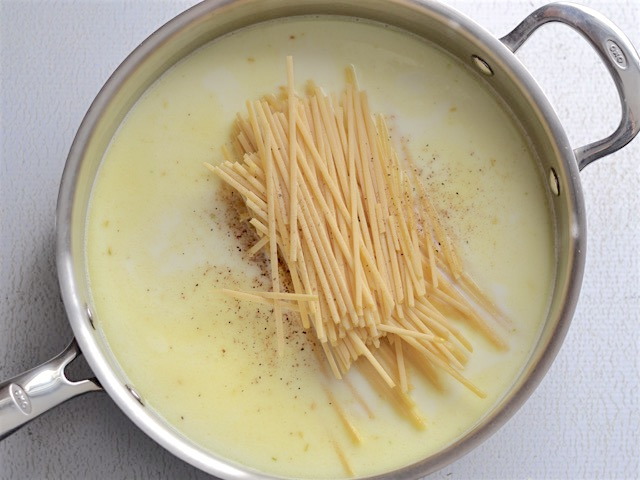 foodffs:  20 MINUTE CREAMY SPINACH ARTICHOKE PASTA Really nice recipes. Every hour.