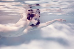 nevadagrace: mirthfulmollywhop:  disciplinesys:  I really like these under water shots!  I would love to do something like this.  Holy shit 