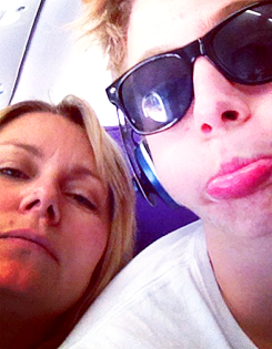 fivesource:  luke + selfies with his mum 