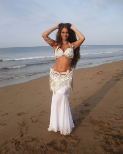 shimmy44:  It’s like a Belly Dance wedding dress ,I love it !