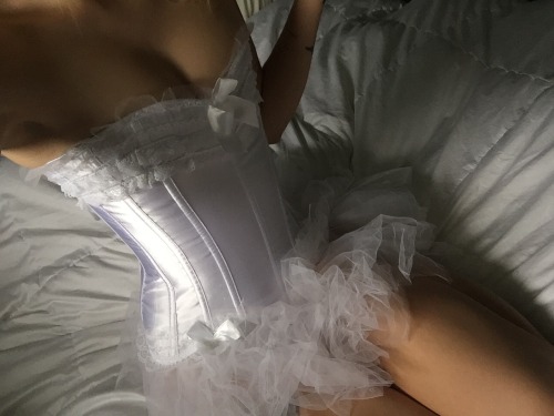 ialienslut:  what a pretty princess i am 👑💕
