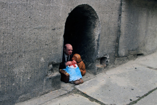 likeafieldmouse:  Isaac Cordal - Cement Eclipses (2012)