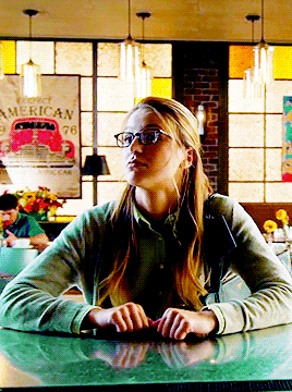 supersgirls:A bored Kara fiddling in 1x04