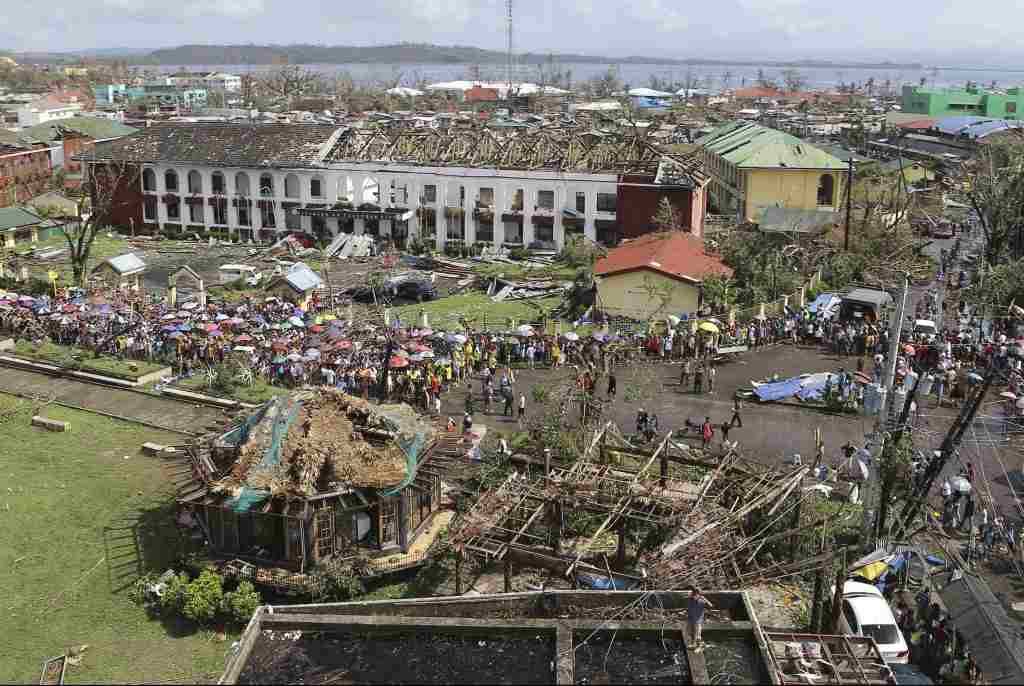 Un tifón devastó Filipinas y dejó más de 10 mil muertos y unos 2.000 desaparecidos. Se convirtió en el desastre natural más mortífero registrado en este país, según estimaciones de las autoridades. Hay ciudades enteras destruidas y hoy llega a...