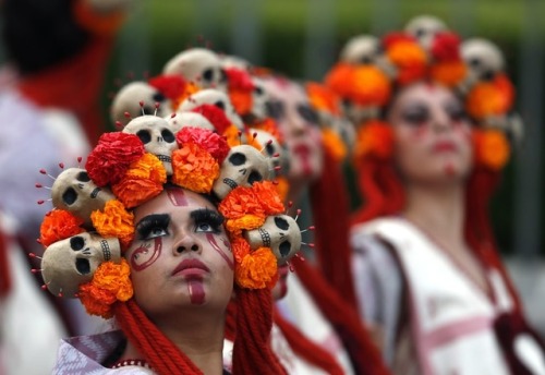 sconniebelle: educacion-mexicana: Mexico City’s Day of the Dead Parade My culture is so beauti