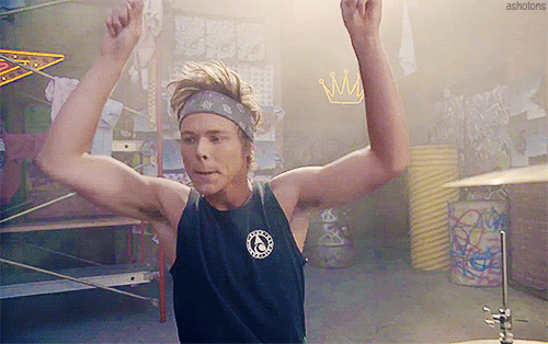 ashotons:  5 Seconds of Summer - She Looks So Perfect 