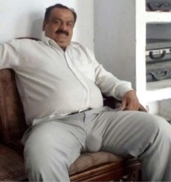 unclesonly:  indianbears: Indian uncle bear showing off big bulge!!  Probably the only dedicated INDIAN BEARS blog in Tumblr: http://INDIANbears.tumblr.com/  Ootha ippadi aaladaan ookanum.. ippa.. enna alagu…love u maams..