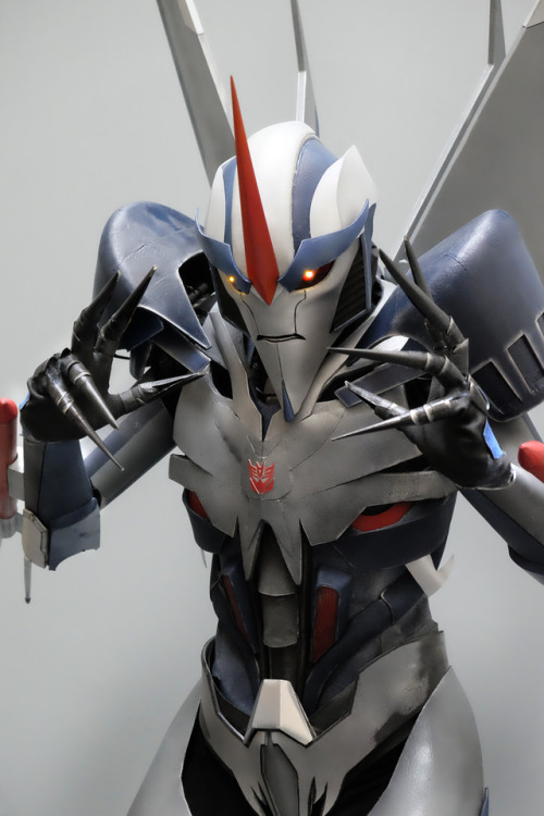 saintgale: Here are some photos from Otakon of my Starscream cosplay!  Again, thank you to everyone for the wonderful comments and feedback on this! It was a really great experience and a lot of fun, and I very much appreciate the support.  ♥    