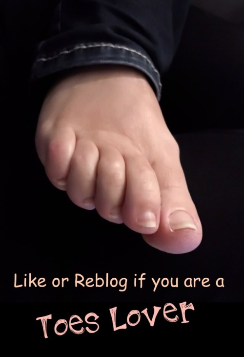 little-round-toes:So I will know what most of my feet fans really love ❤️