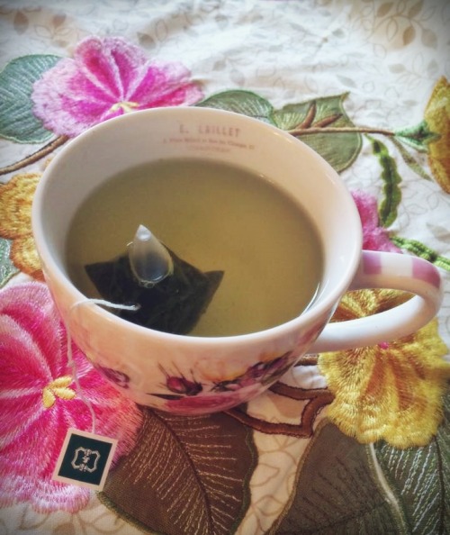 drinkyourteanow: Gyokuro tea from Japan The packaging is very practical, typical Japanese. In the ba