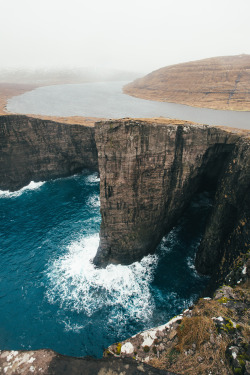 banshy:  Lake Sørvágsvatn // Dylan Furst