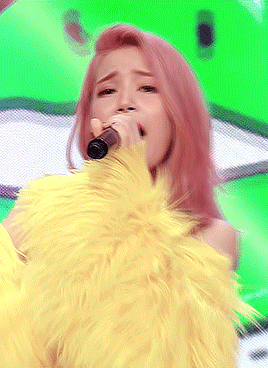4mamamoo: solar | yes i am  at inkigayo   (17.07.02)   