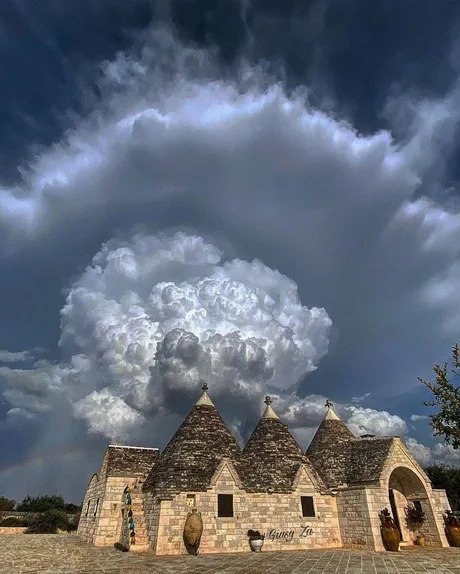 jaubaius:Breathtaking Clouds in Cisternino, Italy.