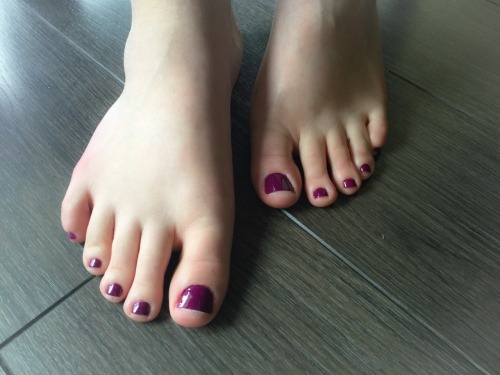 jorgepies: thisismindnumbing: Relaxing by trying to make my toes pretty. Awesome!!