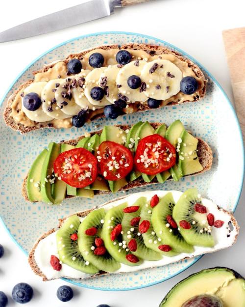 aspoonfuloflissi:  Happy Saturday! 😊 I like my toast with lots of flavours and toppings so here’s what I made the other day: - peanut butter, banana, blueberries, cacao nibs  - avocado, cherry tomatoes, hemp seeds - vegan quark, kiwi, goji berries