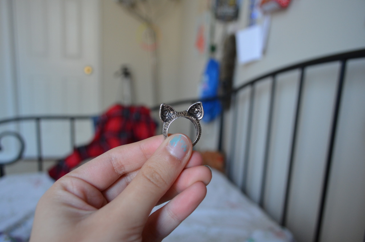 stilldie:  5weaterz:  clefairyy:  new ringzz  I HAVE THIS RING (;   its cute 
