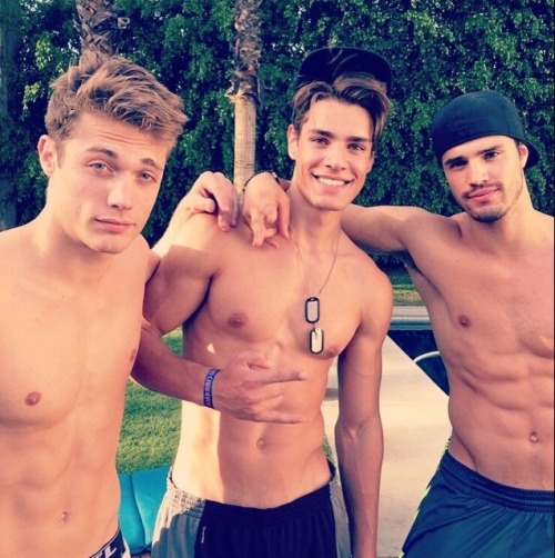 https://sexyboysbeingsexy.tumblr.com/post/119527964209