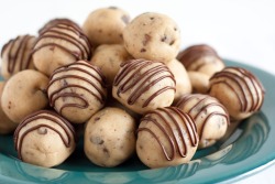 tastebones:  chocolate chip cookie dough